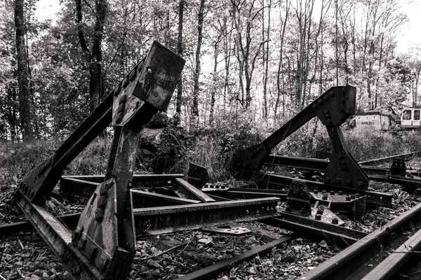 Una Toma Escala Grises Metal Roto Abandonado Ferrocarril — Foto de Stock