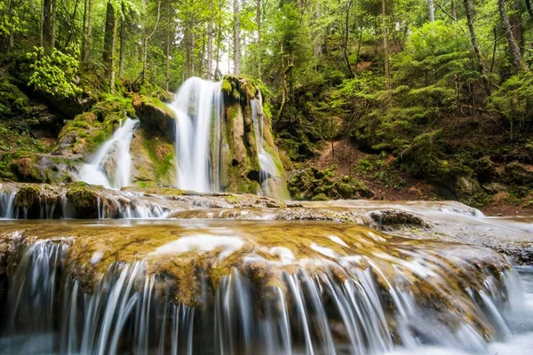 Una Vista Panoramica Una Bella Cascata Nella Foresta — Foto Stock