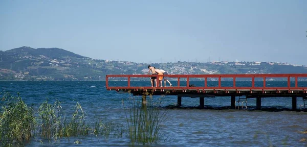 Фото Озера Мармар Туреччині Троє Друзів Уважно Дивляться Озеро — стокове фото
