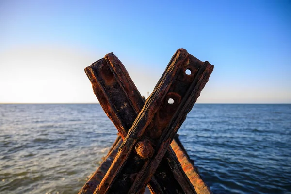 Närbild Rostiga Metall Bitar Havet Aberaeron Breakwater — Stockfoto