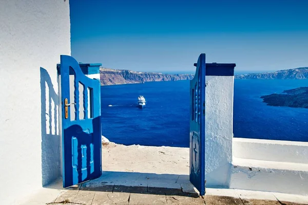 Een Terras Met Uitzicht Diepblauwe Oceaan Een Zonnige Dag — Stockfoto