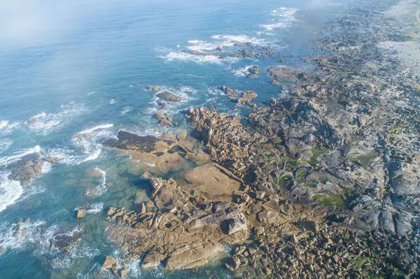 Vista Aérea Das Ondas Nas Rochas Costeiras Oceano Atlântico — Fotografia de Stock