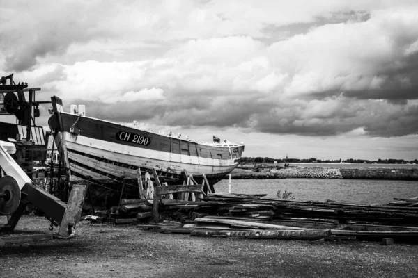 Серый Кадр Деревянной Лодки Вершине Кучи Лесов Пляжа — стоковое фото