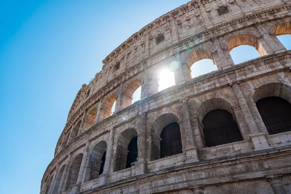 ローマの有名なコロッセオの低角度ショット 背景に日光とイタリア — ストック写真