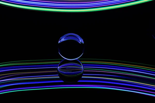 Křišťálová Koule Reflexním Povrchu Barevným Neonovým Osvětlením — Stock fotografie