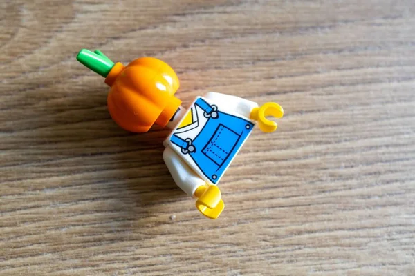 Uma Estatueta Meio Brinquedo Marca Lego Com Uma Cabeça Abóbora — Fotografia de Stock