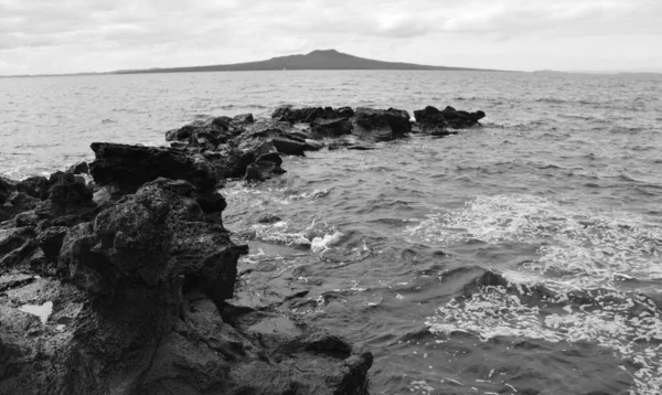 Uma Escala Cinza Uma Costa Marítima — Fotografia de Stock