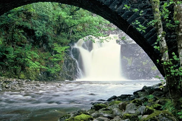 Een Adembenemend Uitzicht Eas Chia Aig Waterval Schotland Een Boogbrug — Stockfoto