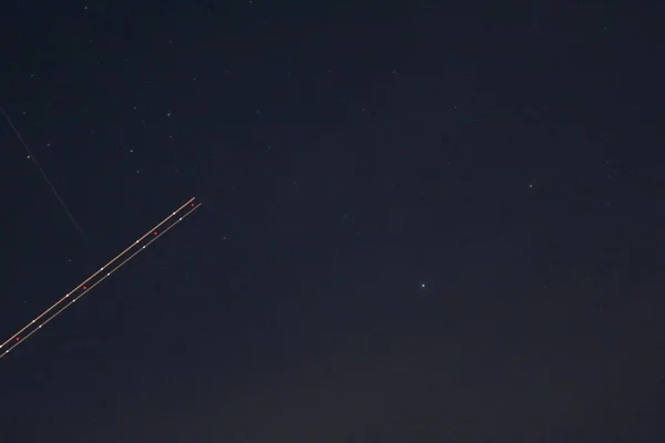 Yıldızbağlantı Uydularının Gökyüzündeki Uzun Pozu Yıldızlı Gece Gökyüzü — Stok fotoğraf