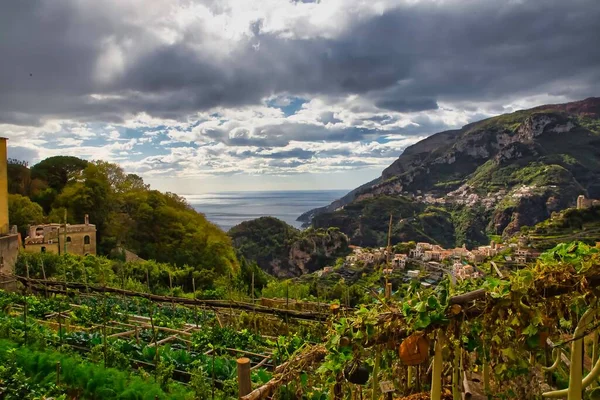 Uma Vista Panorâmica Cidade Velha Ravello Lado Uma Montanha Itália — Fotografia de Stock