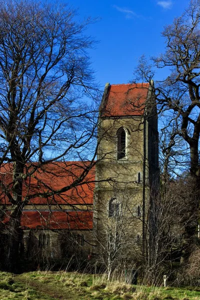 Plano Vertical Una Pequeña Iglesia Penicuik Rodeada Árboles Edimburgo Escocia — Foto de Stock