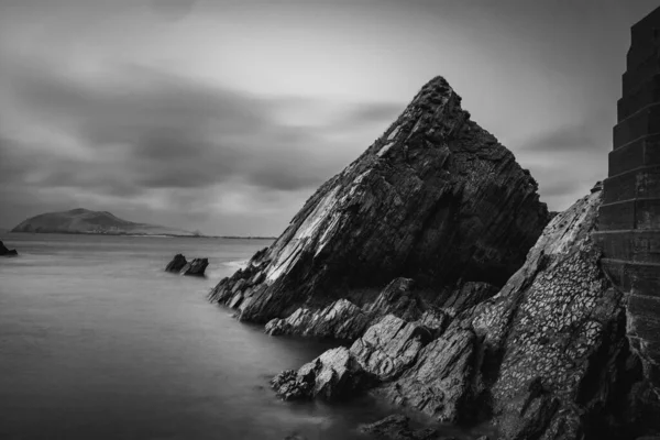 Uno Scatto Scala Grigi Formazioni Rocciose Una Spiaggia — Foto Stock