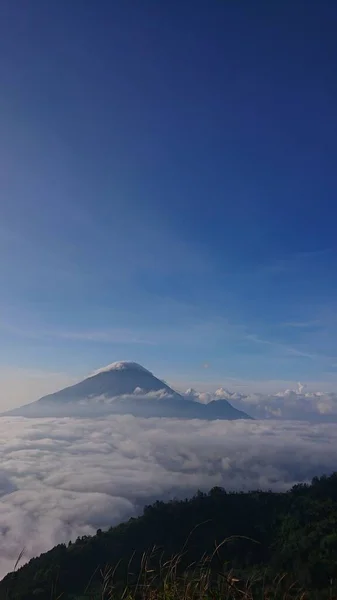 Μια Εκπληκτική Θέα Ενός Βουνού Πάνω Από Σύννεφα — Φωτογραφία Αρχείου