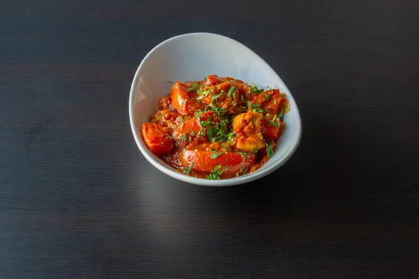 Ein Top Shot Von Einem Würzigen Tomatensalat Einem Weißen Teller — Stockfoto