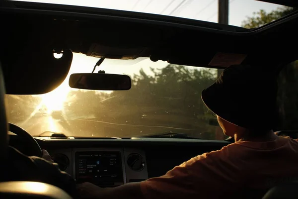 Una Hermosa Vista Dos Personas Que Viajan Coche Durante Una — Foto de Stock