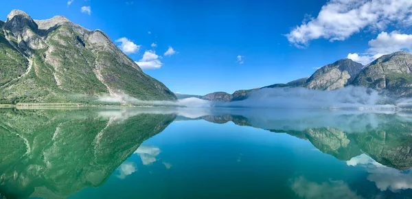 Uma Vista Panorâmica Das Reflexões Dos Fiordes Noruegueses Fundo Céu — Fotografia de Stock