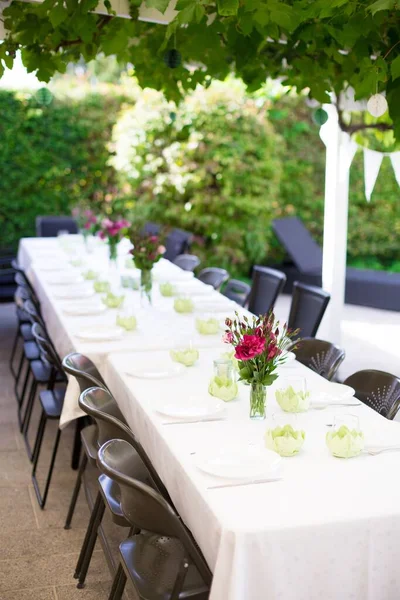 꽃다발로 아름답게 장식된 탁자를 수직으로 — 스톡 사진
