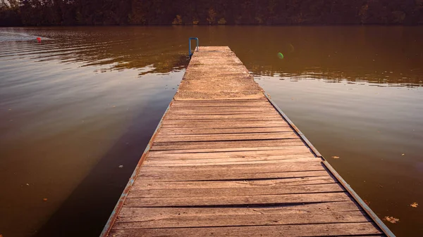 湖の上に木製の桟橋の美しい景色 — ストック写真