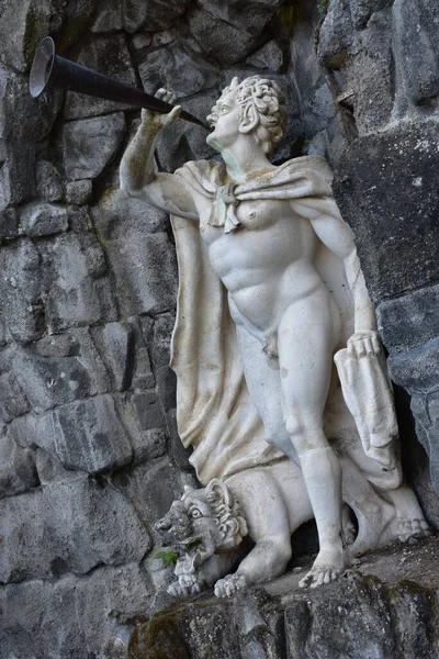 Sculpture Jeune Homme Sonnant Trompette Sur Mur Parc Montagne — Photo