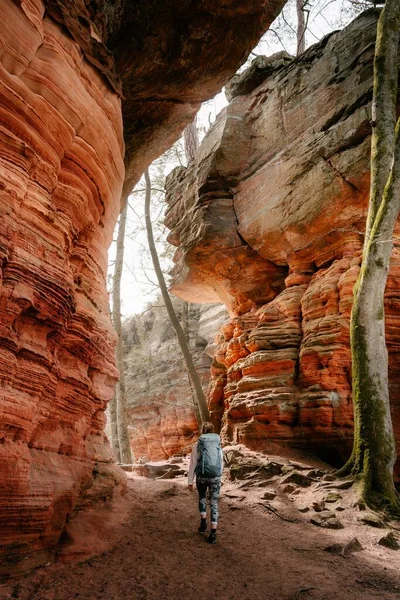 Plan Vertical Touriste Marchant Travers Les Rochers Architecture Sable Petra — Photo