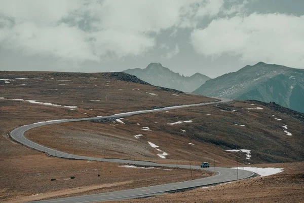 Een Prachtig Shot Van Een Weg Een Landschap Onder Wolken — Stockfoto