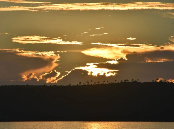 Una Puesta Sol Panorámica Sobre Lago — Foto de Stock