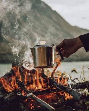 Ateş tarafından ısıtılan bir çaydanlığın dikey görüntüsü.
