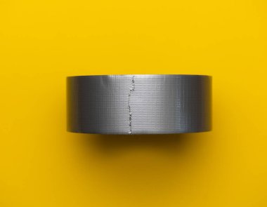 Birçok farklı yüzeyde kullanılabilen güçlü bir koli bandı rulosu..