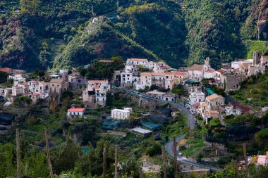 İtalya 'nın Amalfi Sahili' ndeki deniz kenarındaki Ravello köyünün bulutlu arka planında manzarası