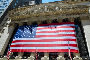 New York 'ta Bağımsızlık Günü' nde Wall Street 'te büyük bir Amerikan bayrağı