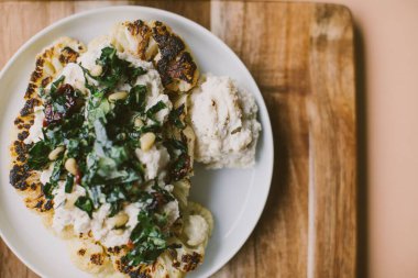 Karnabaharla yapılan vejetaryen yemeğinin yakın çekimi.