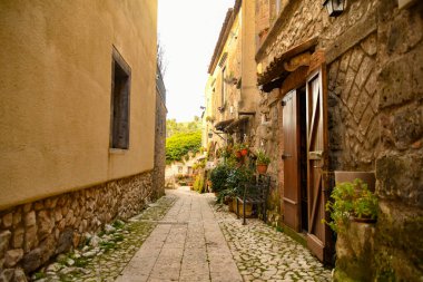 Caserta 'nın en eski semtindeki taş evlerin arasında dar bir sokak.