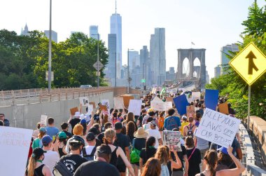 Cadman Plaza 'da toplanan aktivist gruplar New York' ta kürtaj için adalet talep ediyorlar.