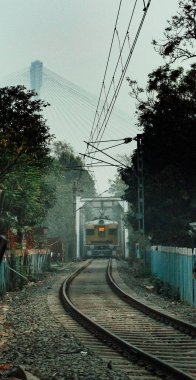 Raylardaki bir trenin dikey panoramik görüntüsü.