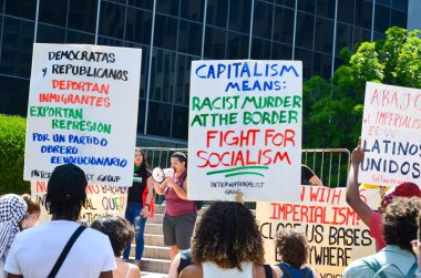 Brooklyn 'deki Cadman Plaza' da kürtaj hakları için adalet isteyen genç katılımcılar