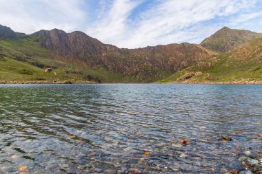 Galler 'in arka planında Snowdon Dağı' nın olduğu küçük bir göl manzarası