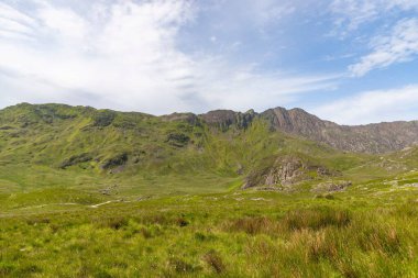 Galler 'deki Snowdon Dağı' nın bulutlu arka planda manzarası