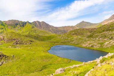 Galler 'in arka planında Snowdon Dağı' nın olduğu küçük bir göl manzarası
