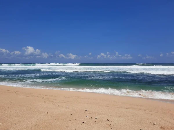 Pemandangan Dari Pantai Pasir Laut Dengan Ombak Dan Langit Biru — Stok Foto