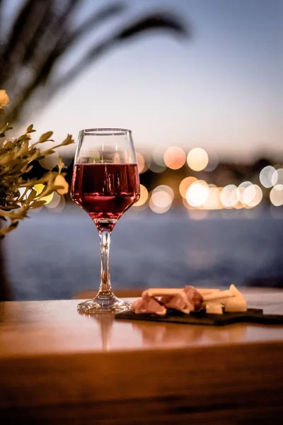 Eine Selektive Fokusaufnahme Von Käseplatte Und Einem Glas Wein — Stockfoto