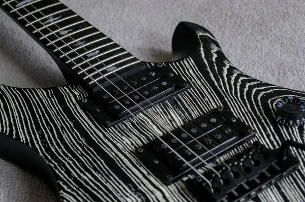 Guitarra Elétrica Preto Branco Listrado Projeto Closeup Corpo — Fotografia de Stock