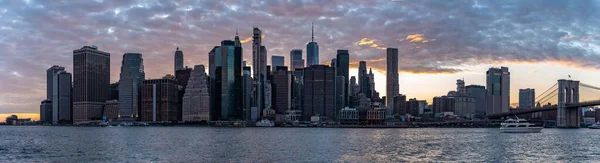Ein Panoramabild Der Skyline Von New York City Vor Wolkenverhangenem — Stockfoto