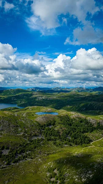Een Verticaal Schot Van Prachtige Bergen Een Zonnige Dag — Stockfoto