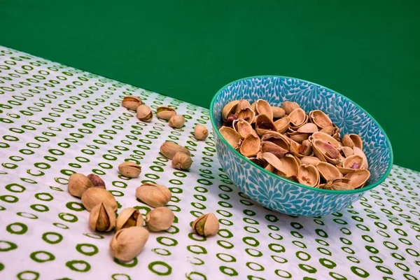 Closeup Shot Organic Pistachio Bowl Green White Background — Stock Photo, Image