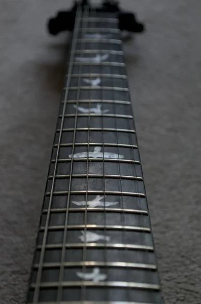 エレクトリックギターのフロントボードと弦のアップクローズ — ストック写真