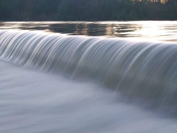 Água Espumante Que Flui Sobre Uma Pequena Barragem Longa Exposição — Fotografia de Stock