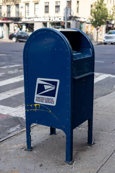 Eine Vertikale Aufnahme Eines Blauen Usps Briefkastens Mit Vereinzelten Graffiti — Stockfoto