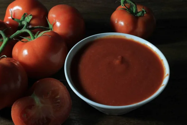 Κοντινό Πλάνο Σάλτσας Ντομάτας Λευκό Μπολ Κόκκινο Podori Δίπλα Του — Φωτογραφία Αρχείου