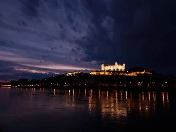 Uma Vista Deslumbrante Castelo Bratislava Eslováquia Durante Hora Azul — Fotografia de Stock