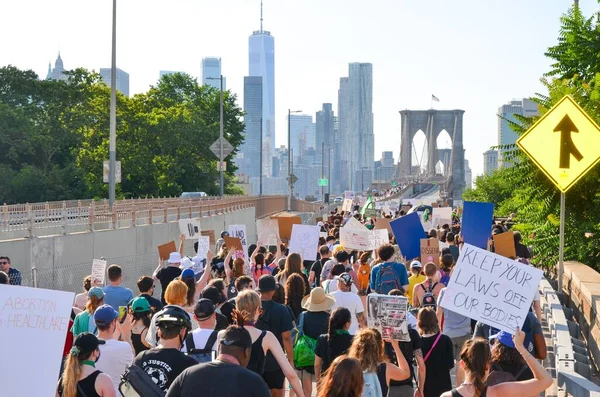 ニューヨーク市で中絶の正義を要求するためにキャドマン プラザに集まる活動家グループ — ストック写真